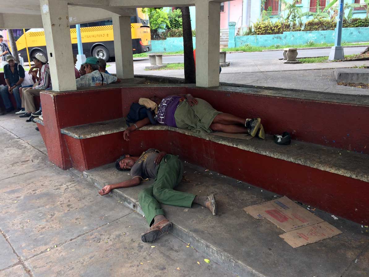 Cuba mendigos pobres menesterosos desamparados homeless pobreza miseria salud coronavirus pandemia