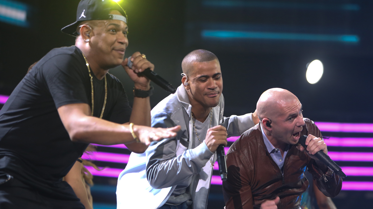 Resultado de imagem para El cantante cubano-americano "Pitbull" toma partido contra el exilio cubano de Miami en la polemica con "Gente de Zona"