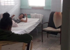 Keilylli de la Mora bajo custodia policial en el Hospital Provincial de Cienfuegos