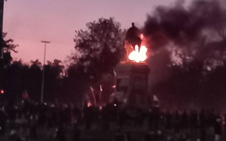 chile protestas estallido estatua baquedano plaza