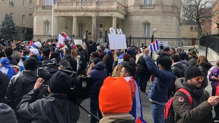 protesta manifestación Embajada de Cuba en Washington