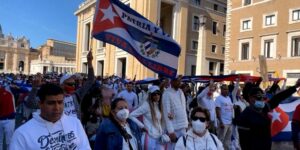 Manifestantes cubanos en el Vaticano
