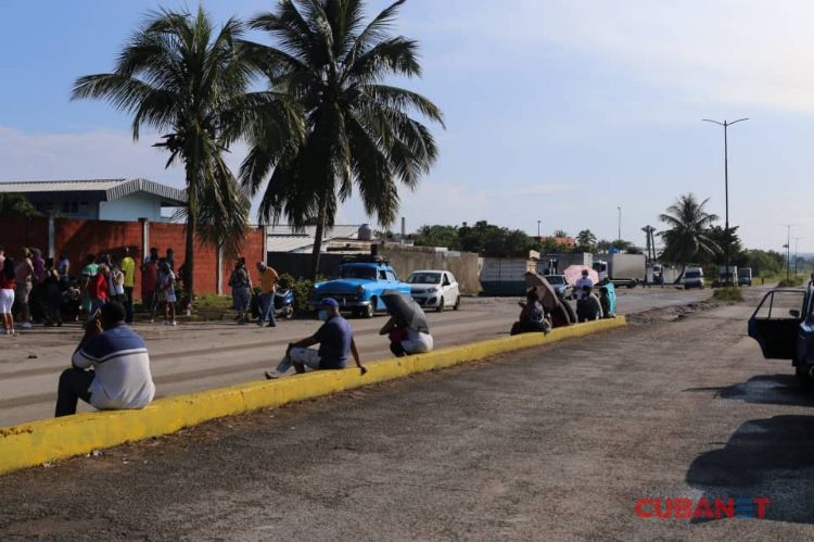 Cubanos esperan la entrega de sus paquetes