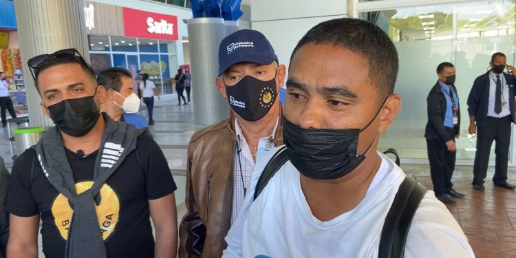 Héctor Luis Valdés y Esteban Rodríguez a su salida del Aeropuerto Internacional de El Salvador