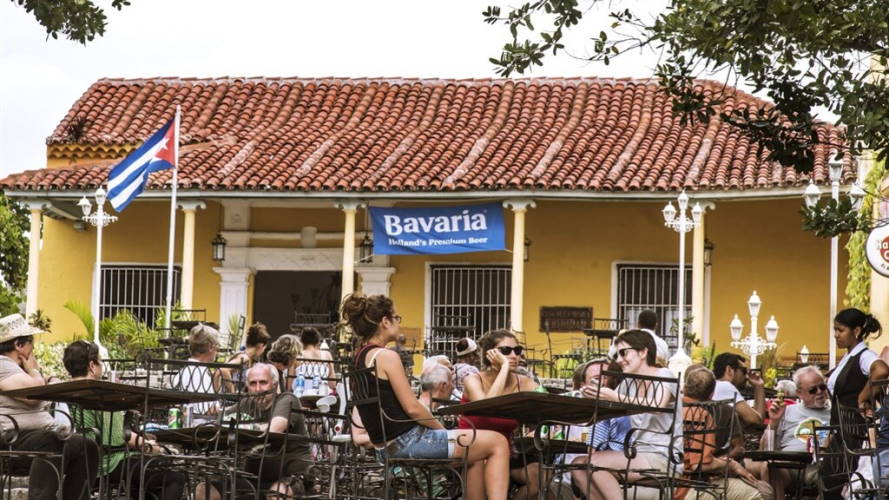 Cervecería en Cuba con un cartel de Bavaria Bier, Cerveza, Cerveceras