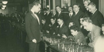 José Raúl Capablanca durante una simultánea de ajedrez