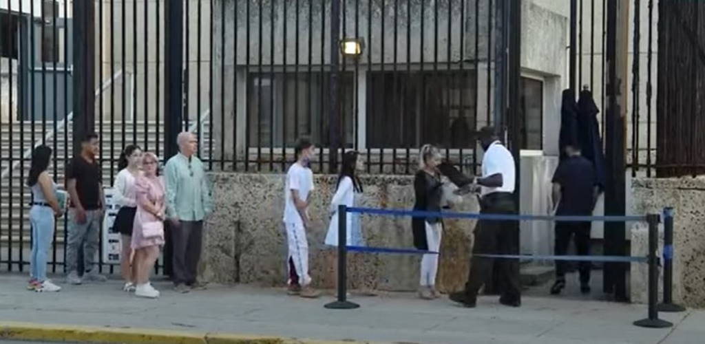Cubanos hacen fila para ingresar a la Embajada de EE. UU. en Cuba