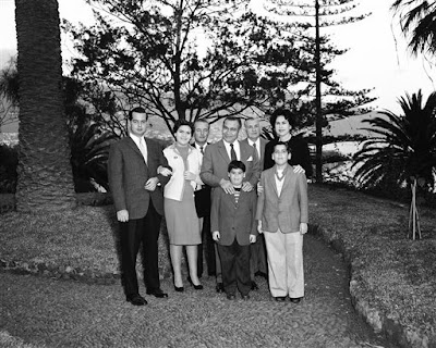 La familia en los jardines del hotel Reid's de Funchal, Madeira el 15 de enero de 1960 