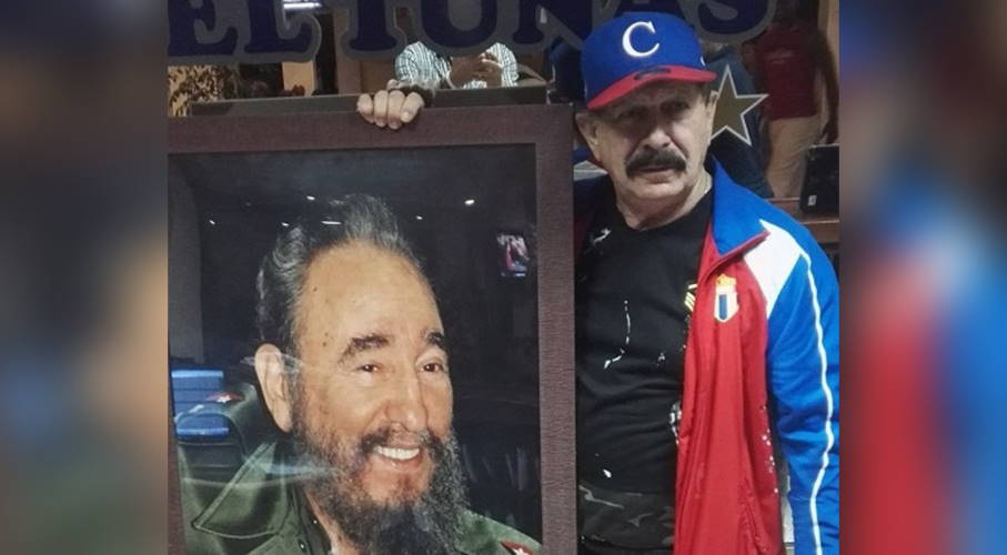 Roberto Pacheco posa junto a un cuadro de Fidel Castro