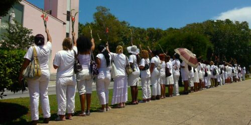 Las Damas de Blanco ante la iglesia de Santa Rita en La Habana, en 2012