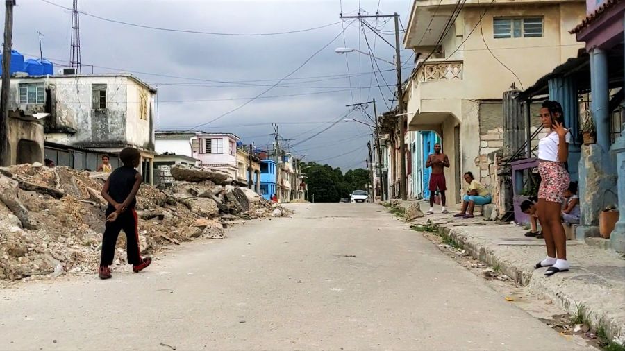 Calle rota por la Empresa Aguas de La Habana, en un intento de arreglar los salideros 