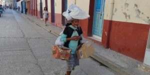 Una mujer carga los desechos que recolectó en las calles de Holguín