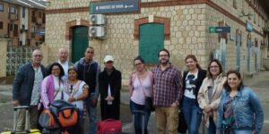 Familias cubanas posan con vecinos y miembros del Proyecto Arraigo, en Paredes de Nava, España