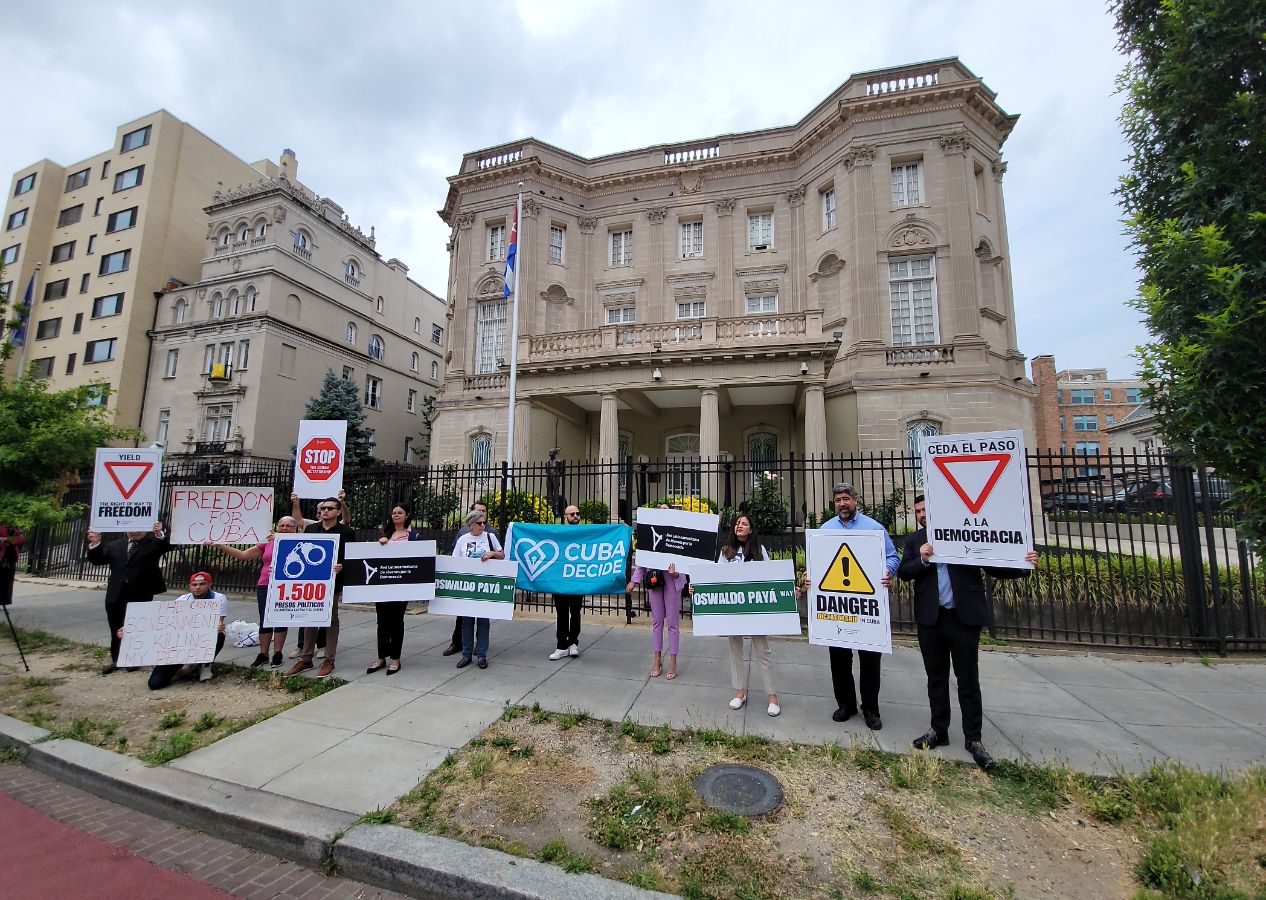 Manifestación este martes ante la embajada del régimen cubano en Washington D.C. 