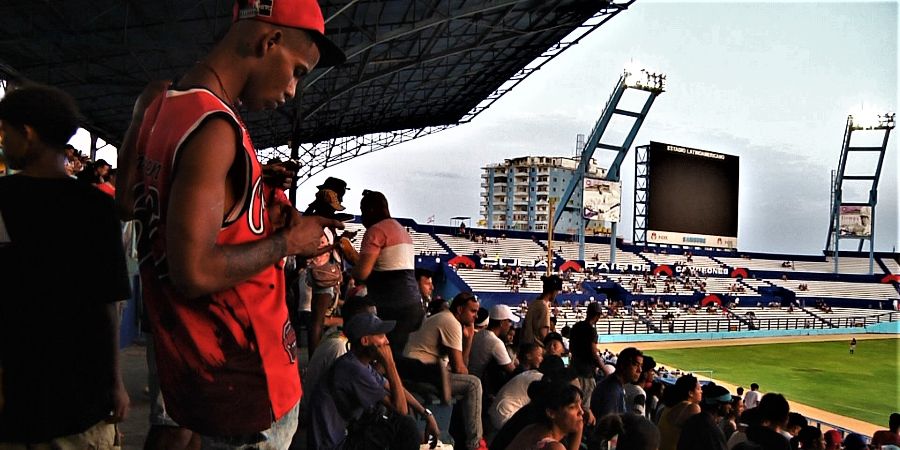 Fanáticos del béisbol en el Estadio Latinoamericano