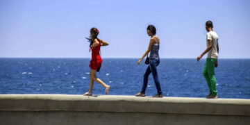 Jóvenes frente al Malecón de La Habana, juventud
