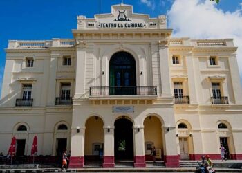 Cuba, Santa Clara, Teatro La Caridad, monumento