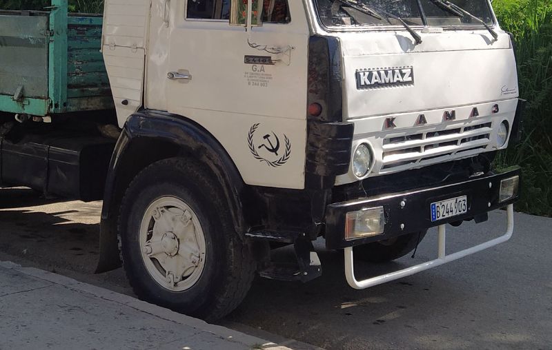 Un camión del MINCIN con símbolo soviético