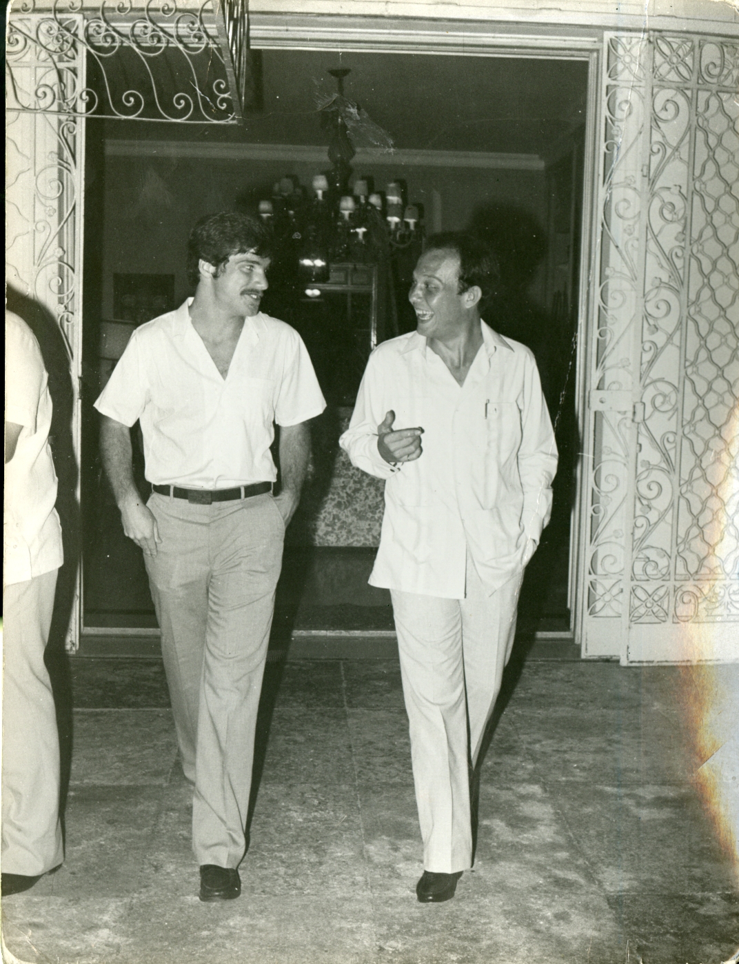 Mathew Rockfeller y el cubano Alejandro González Acosta en La Maison, Cuba, 1985