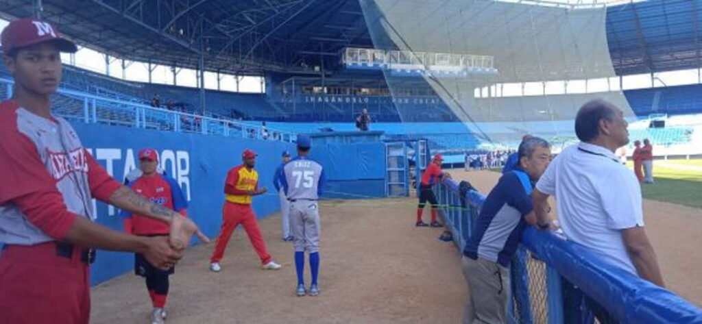 Peloteros cubanos en el estadio Latinoamericano, Cazatalentos