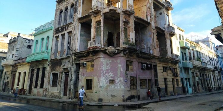 Un edificio en peligro de derrumbe en Centro Habana