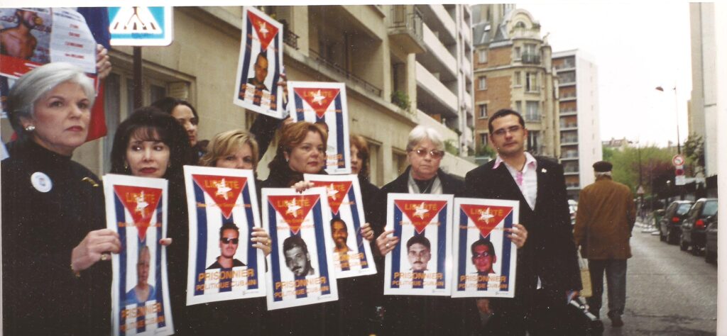 MAR por Cuba en una manifestación durante la "Primavea Negra" de 2003 frente a la Embajada del régimen castrista en París
