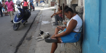 Una mujer cubana navegando en internet desde su móvil
