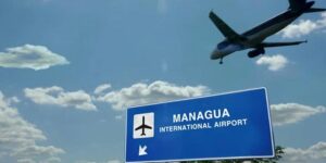 Un avión aterrizando en Managua, Nicaragua