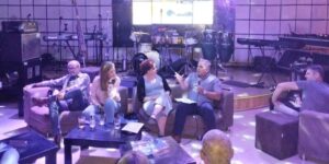 Varios de los participantes en el panel “Ya conocemos los obstáculos. ¿Cuáles son las oportunidades para emprender en Cuba?”, celebrado el pasado 17 de noviembre en el bar 2.45 de La Habana