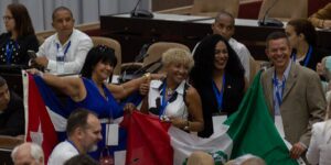 Emigrados cubanos, fieles al régimen de La Habana, celebran durante la IV Conferencia "La Nación y la Emigración"