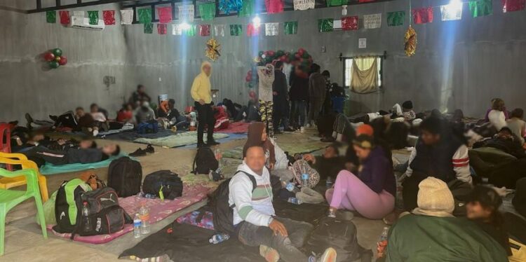 Migrantes detenidos en una casa de Chiapas, México