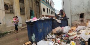 Un hombre hurga en la basura en La Habana, Cuba