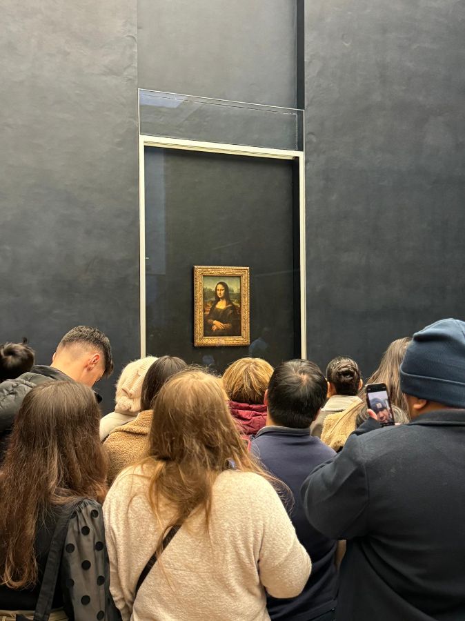 Público admira a la Gioconda en el Museo del Louvre 