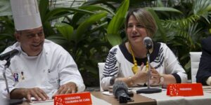 El chef Eddy Fernández Monte, presidente de la Federación Culinaria de Cuba, y Lis Cuesta Peraza, presidenta del Comité Organizador de Cuba Sabe, en la edición del festival culinario de 2019
