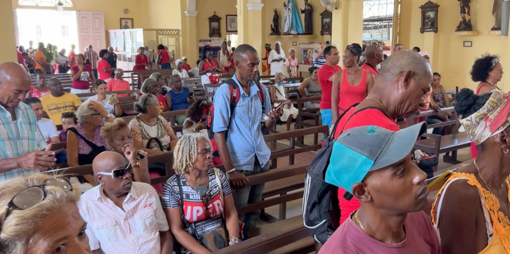 Ceremonia religiosa dedicada a Santa Bárbara el pasado 4 de diciembre, en una iglesia de La Habana 