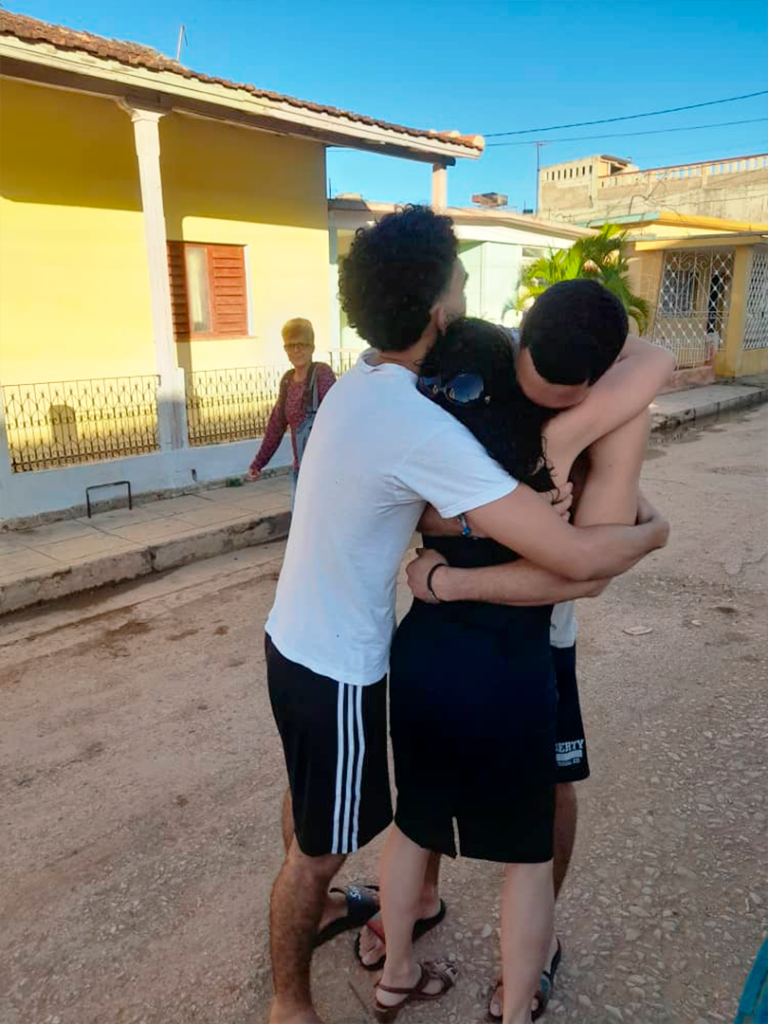 Ángelica Garridor recibida por sus hijos al salir de pase de lka prisión