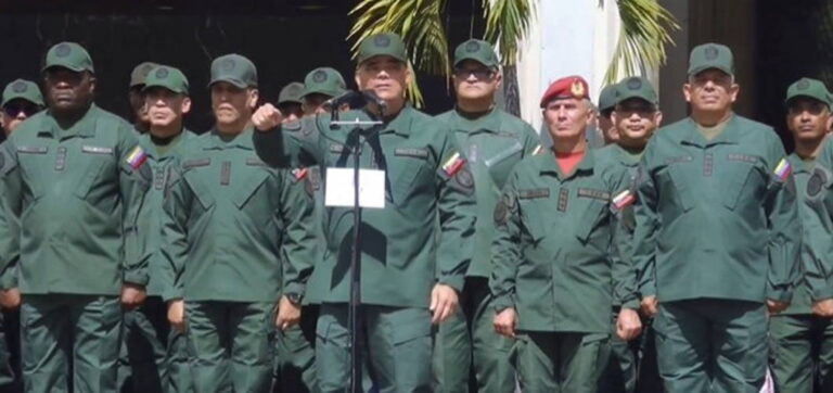 Vladimir Padrino López y efectivos de la Fuerza Armada Nacional Bolivariana