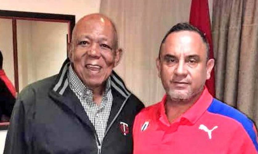 Tony Oliva junto a Juan Reinaldo Pérez, presidente de la Federación Cubana de Béisbol