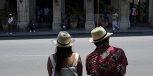 Una pareja de turistas toma un descanso en La Habana, Cuba