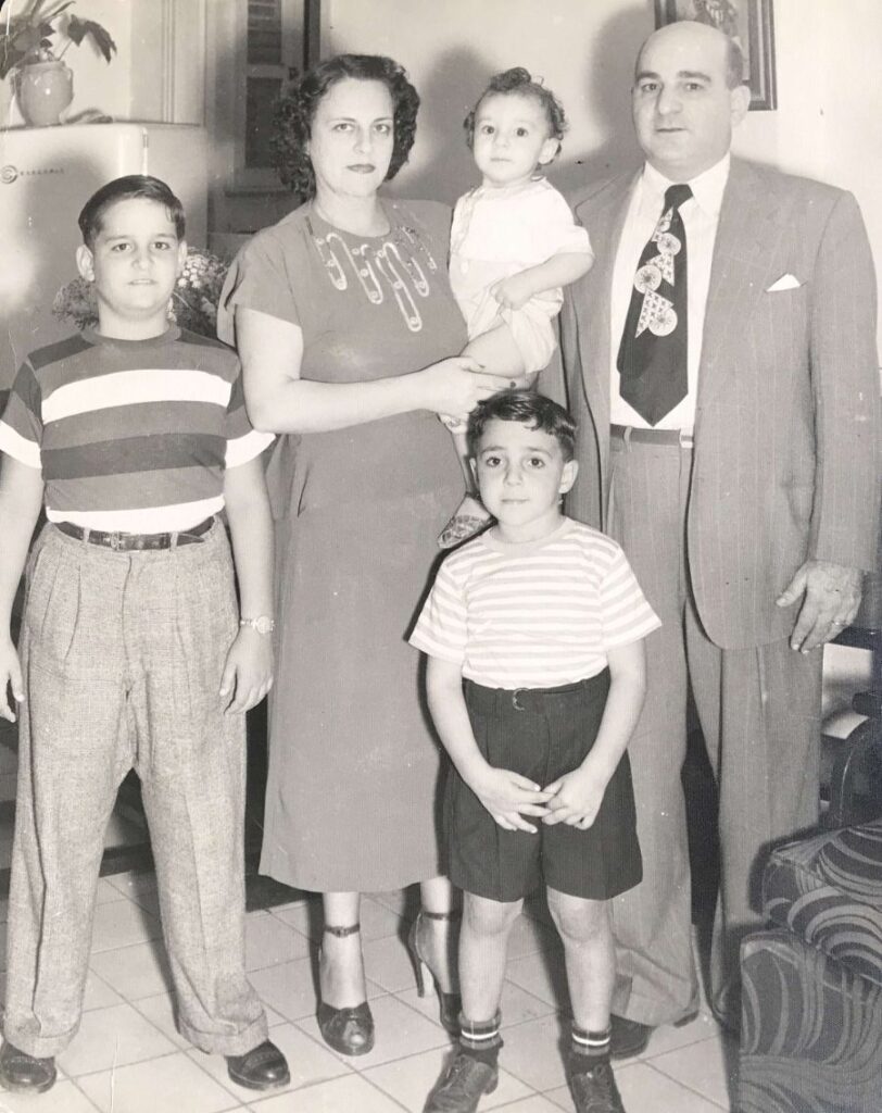 José Azel en brazos de su madre, con su padre y hermanos