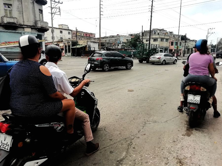 Motorinas en las calles de La Habana 