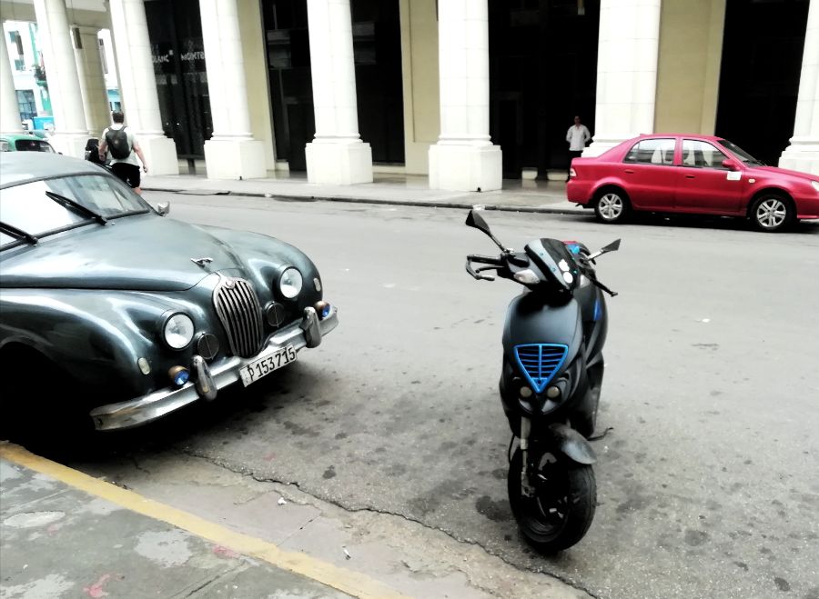 Una motorina en una calle de La Habana 
