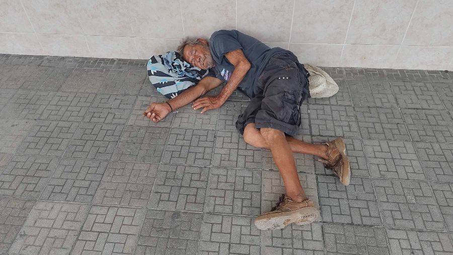 Un cubano durmiendo en las calles de Holguín 