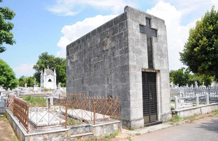 El “más cortejo de todos los cubanos” fue enterrado de pie y armado