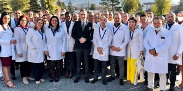 Un contingente de médicos cubanos tras su arribo a Calabria, Italia, en 2022