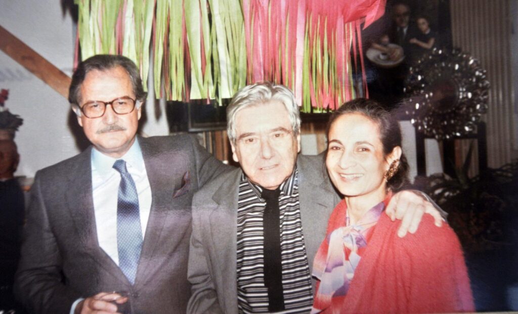 Elizabeth Burgos, junto al escritor Carlos Fuentes y el pintor Roberto Matta, París, 1986