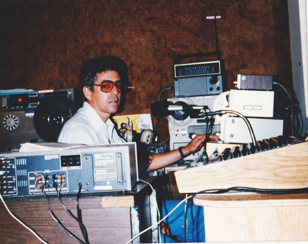 Ángel de Fana como locutor de La Voz del CID, 1985
