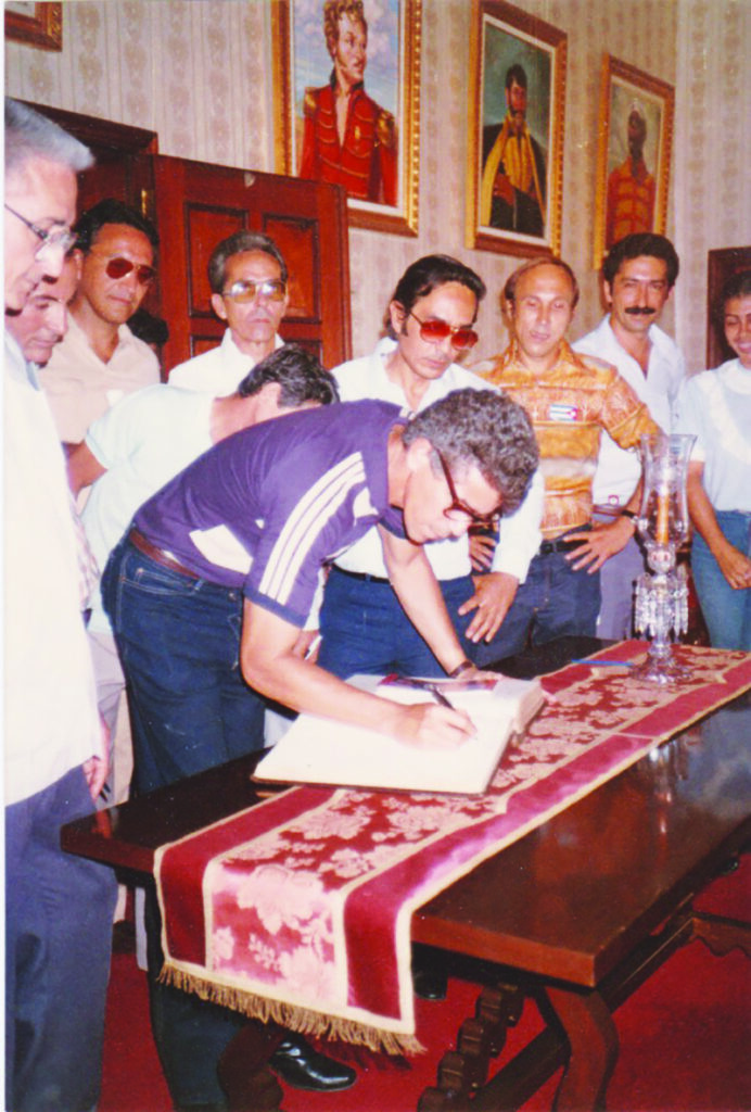 Ángel de Fana en Caracas, firmando su libro, 1983