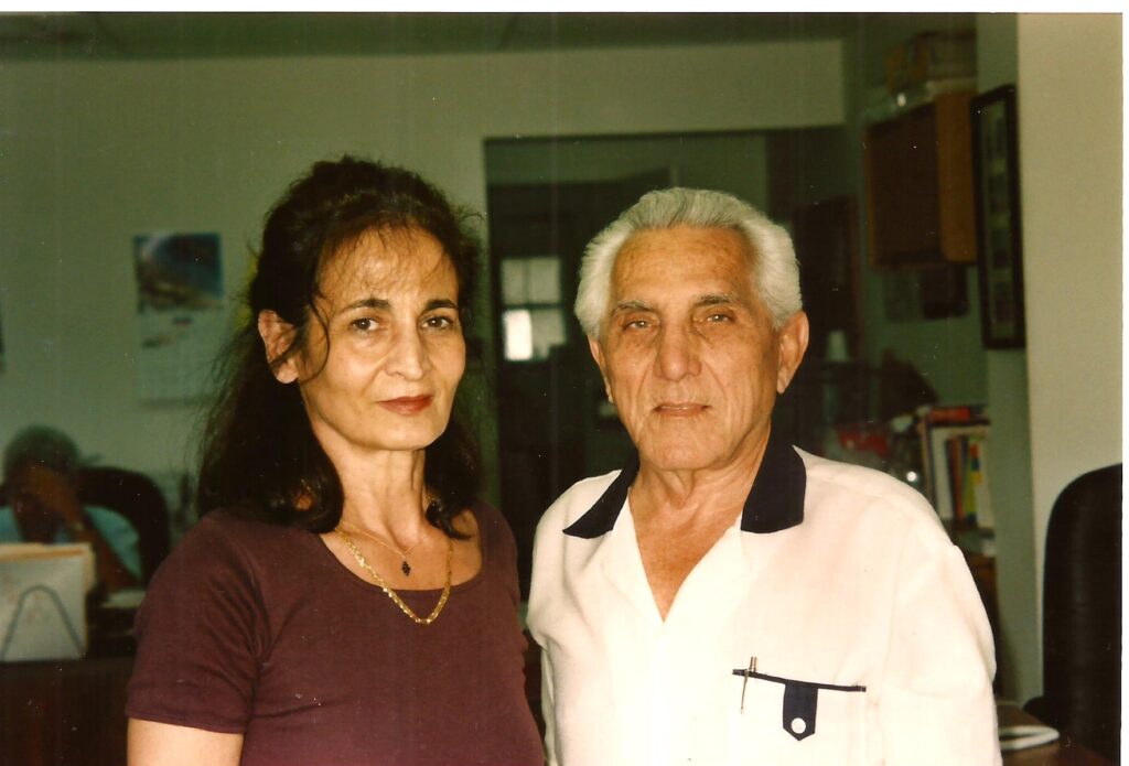 Elizabeth Burgos con el exprisionero político Mario Chanes de Armas, en Miami, 1996 