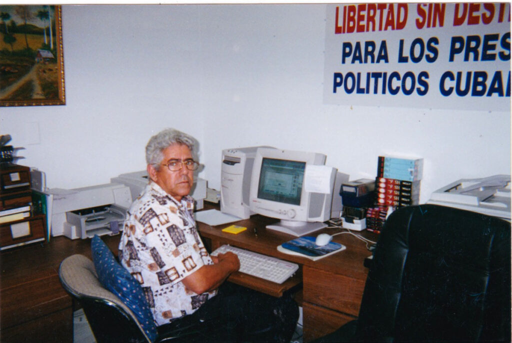 Ángel de Fana en la oficina de Plantados, Miami, 2000